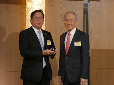 バッジ贈呈の様子