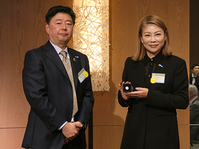 ポール・ハリス・フェロー認証授与の様子