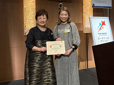 ポリオプラス・ソサエティ登録証・バッジ贈呈の様子