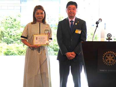 ポール・ハリス・ソサエティーの盾とピンバッチ贈呈の様子